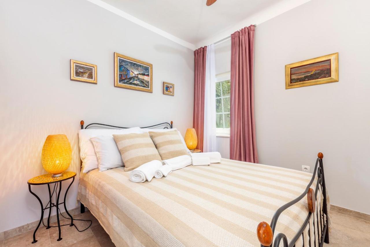 The Three Flowers Pool House Trogir Bagian luar foto