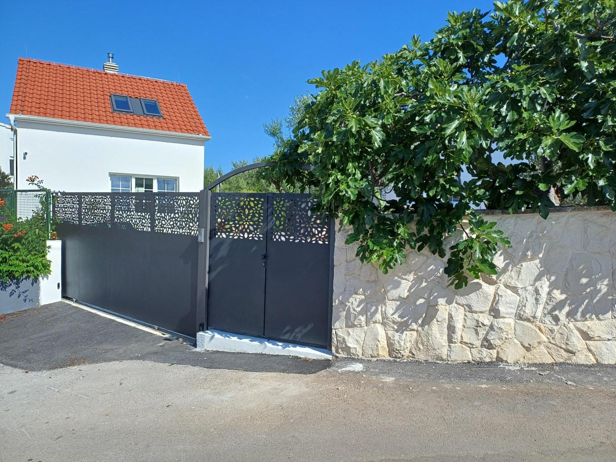 The Three Flowers Pool House Trogir Bagian luar foto